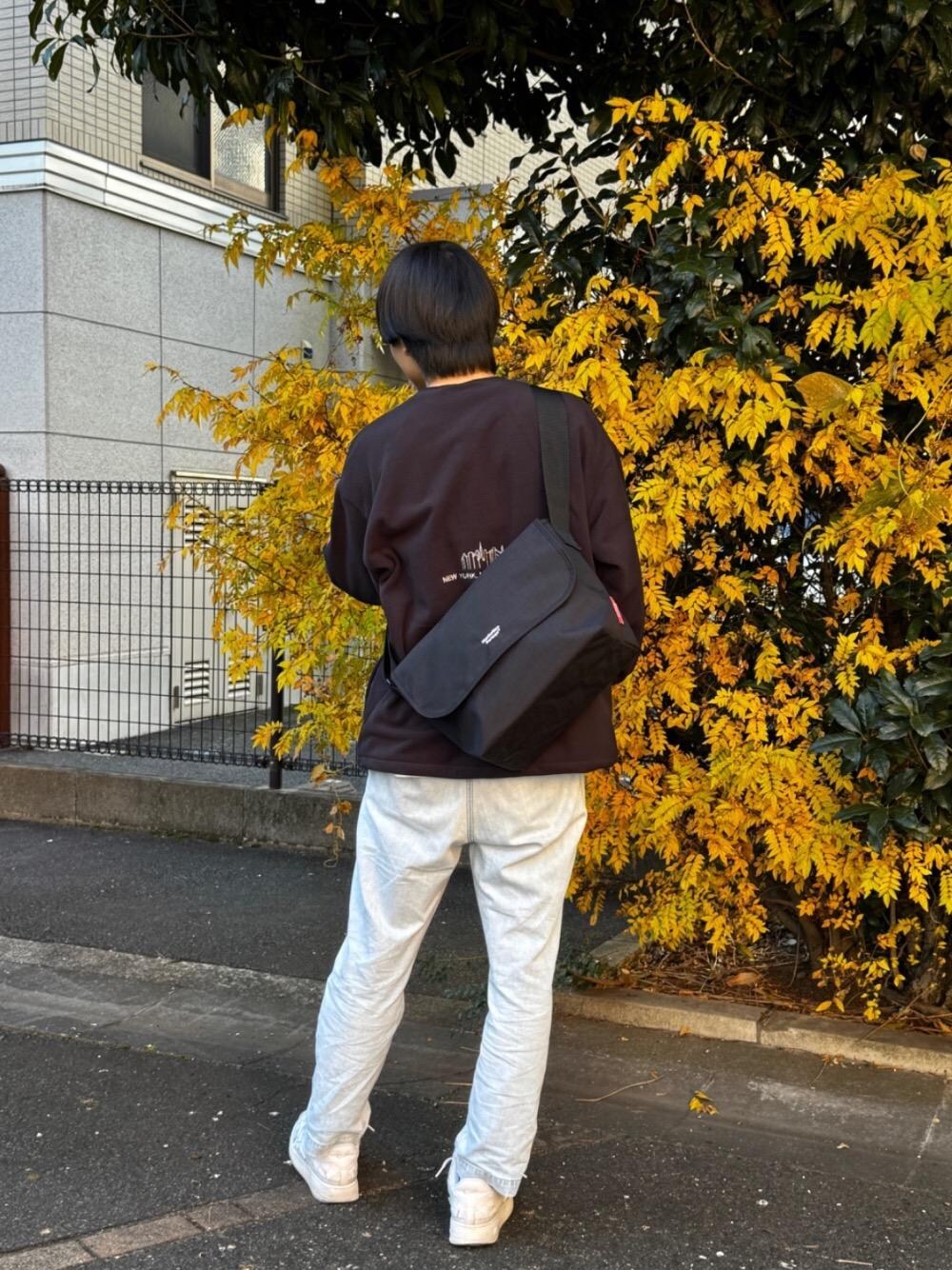 ホワイト系のTシャツ/カットソー、ブラック系のメッセンジャーバッグ、ブラック系のカーディガン/ボレロを着用したメンズの冬コーディネートの1枚目の写真