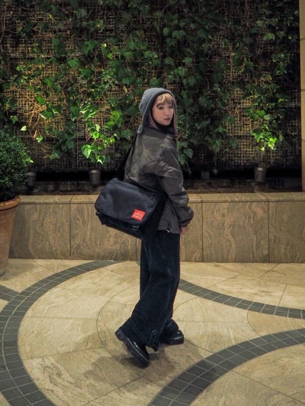 ブラック系のショルダーバッグを着用したレディースの冬コーディネートの1枚目の写真