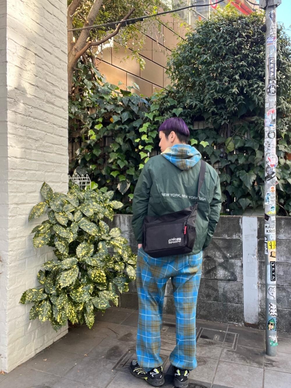 ブラック系のショルダーバッグを着用したメンズの冬コーディネートの1枚目の写真