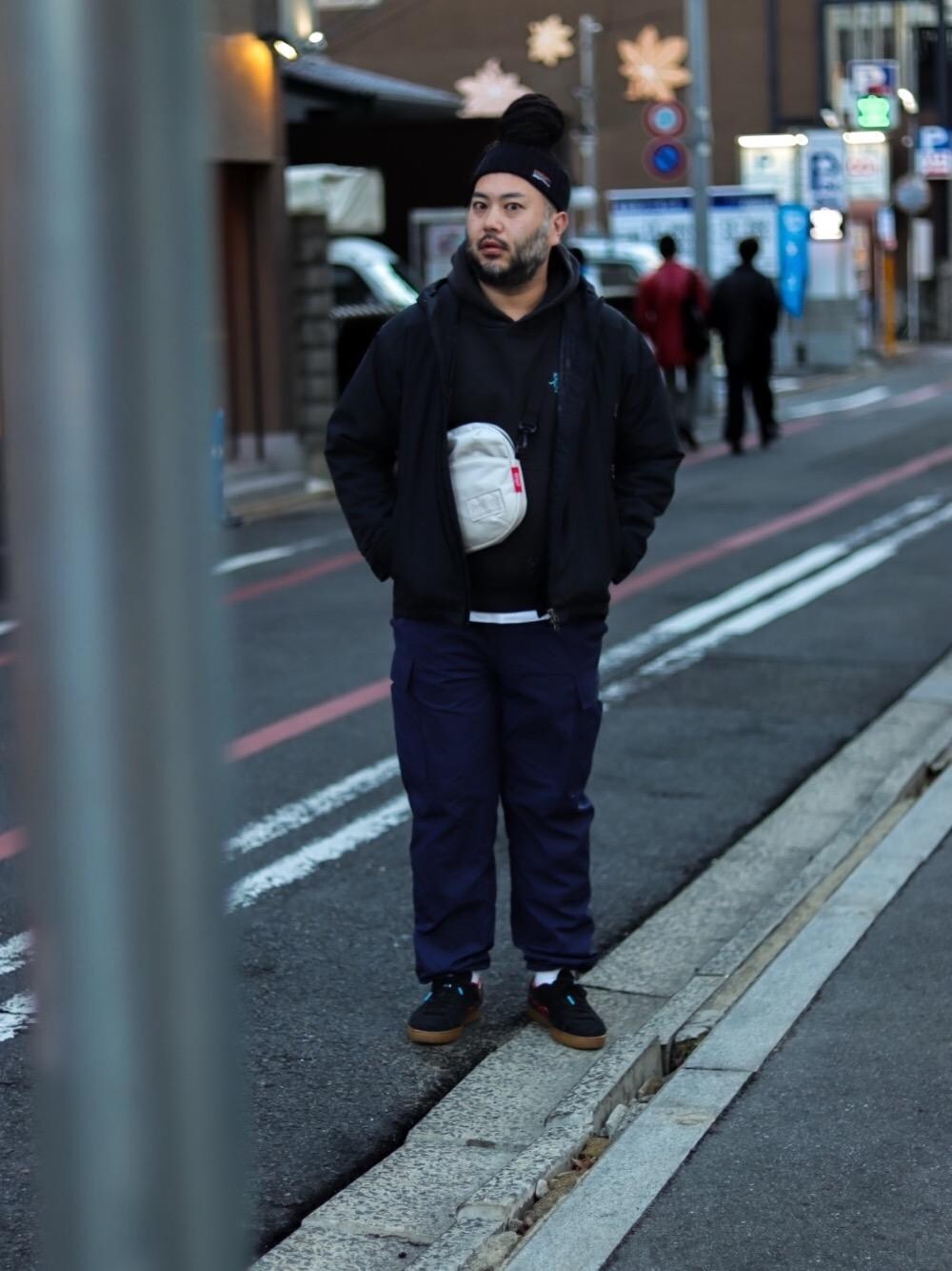 ホワイト系のショルダーバッグを着用したメンズの冬コーディネートの1枚目の写真