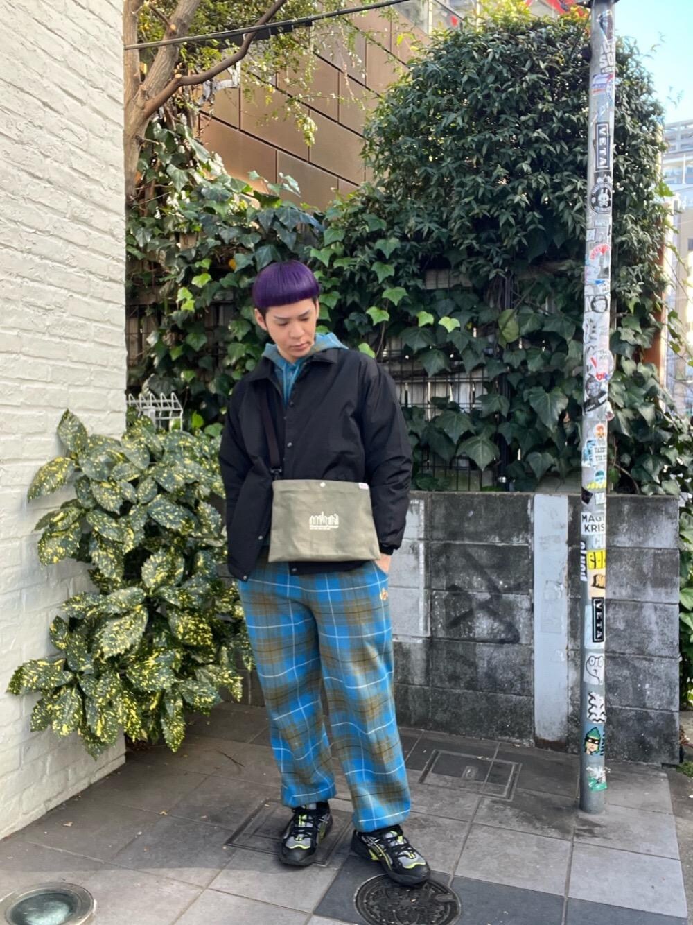 「スウェット、スニーカー、ショルダーバッグ、パーカー、コーチジャケット、リバーシブル、Manhattan Portage、ミニバッグ、定番人気、TAION 」｜「Manhattan PortageのBotanical Sullivan Shoulder Bag Canvas（ショルダーバッグ、グリーン系）」を使った、Manhattan Portage Staffさん（メンズ・172cm）の冬コーディネートの1枚目の写真