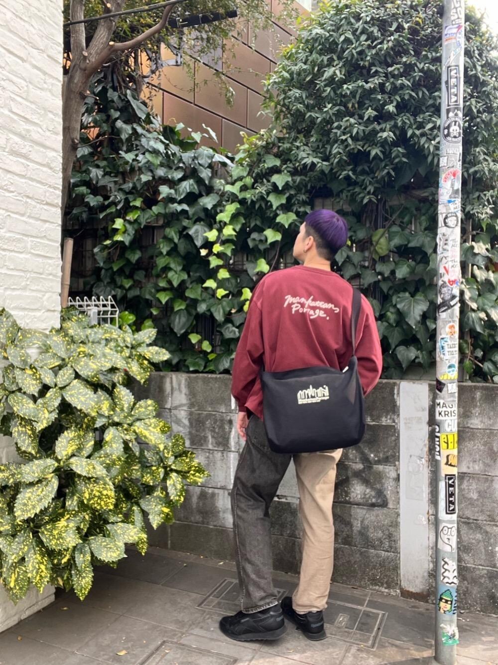 ブラック系のショルダーバッグを着用したメンズの冬コーディネートの1枚目の写真