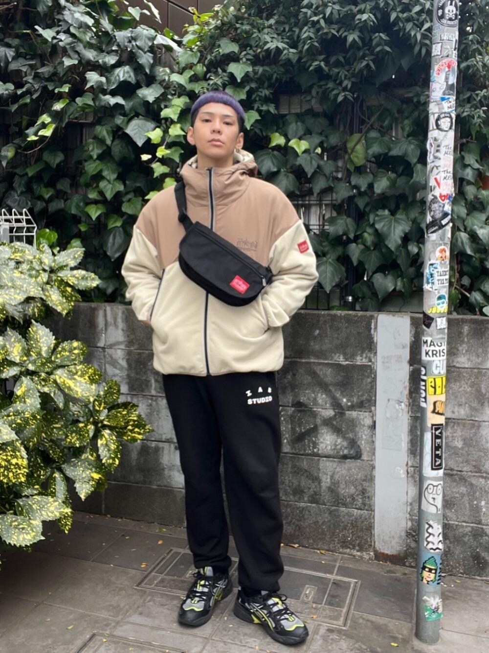 「スウェット、スニーカー、アウター、ショルダーバッグ、ストリート、冬コーデ、フリース、Manhattan Portage、ボディバッグ」｜「Manhattan PortageのLeadout Waist Bag（ボディバッグ/ウエストポーチ、ブラック系）」を使った、Manhattan Portage Staffさん（メンズ・172cm）の冬コーディネートの1枚目の写真