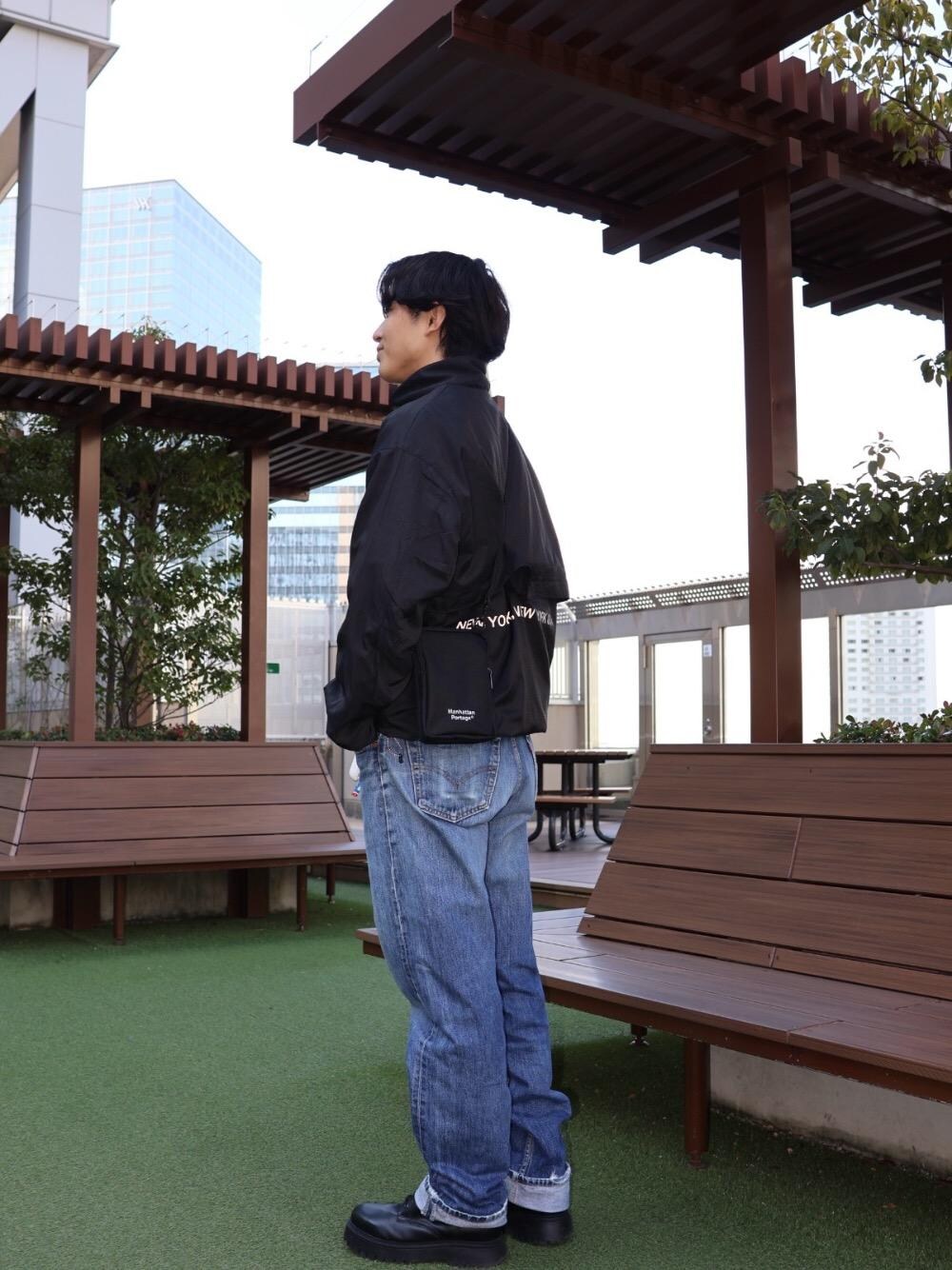 ブラック系のショルダーバッグを着用したメンズの冬コーディネートの1枚目の写真