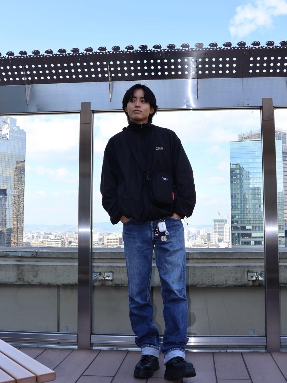 ブラック系のショルダーバッグを着用したメンズの冬コーディネートの1枚目の写真