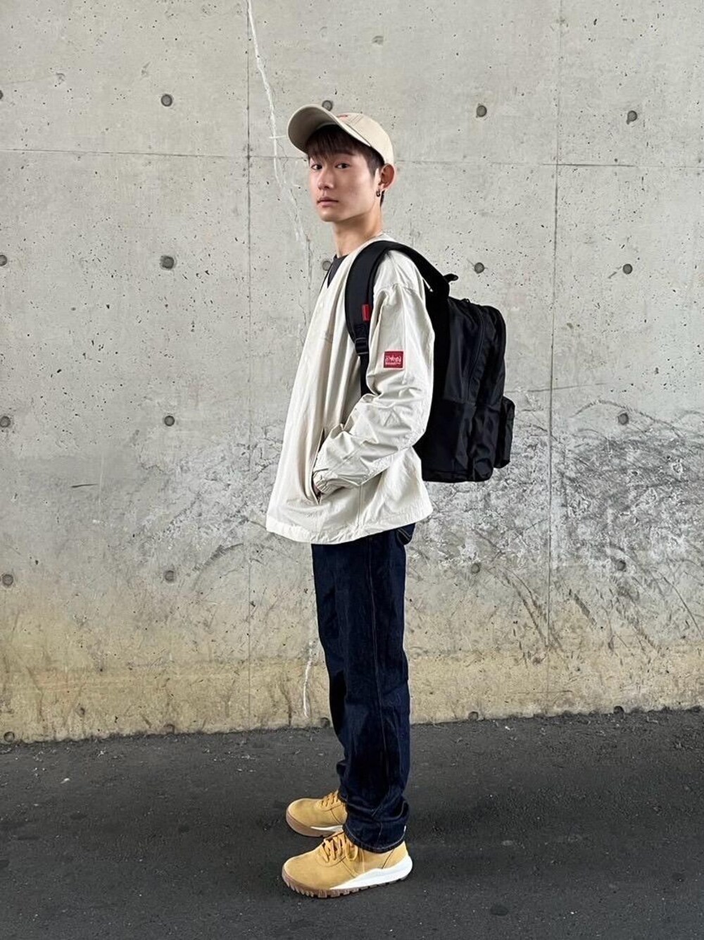 「バックパック、キャップ、Manhattan Portage、春コーデ、新生活、通学スタイル」｜「Manhattan PortageのCollarless Coach Jacket（ナイロンジャケット、ホワイト系）」を使った、Manhattan Portage Staffさん（メンズ・165cm）の冬コーディネートの1枚目の写真
