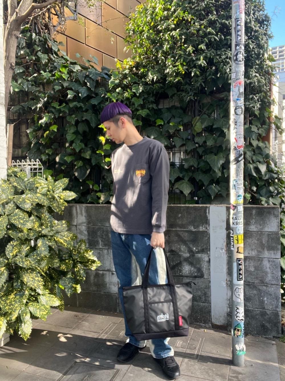 「トートバッグ、ストリート、Manhattan Portage、防水、春コーデ、THRASHER、新生活、定番人気」｜「Manhattan PortageのMP Logo Printed Cherry Hill Tote Bag（トートバッグ、ブラック系）」を使った、Manhattan Portage Staffさん（メンズ・172cm）の冬コーディネートの1枚目の写真