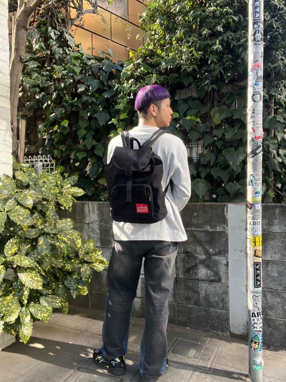 ブラック系のバックパック/リュック、グレー系のTシャツ/カットソーを着用したメンズの冬コーディネートの1枚目の写真