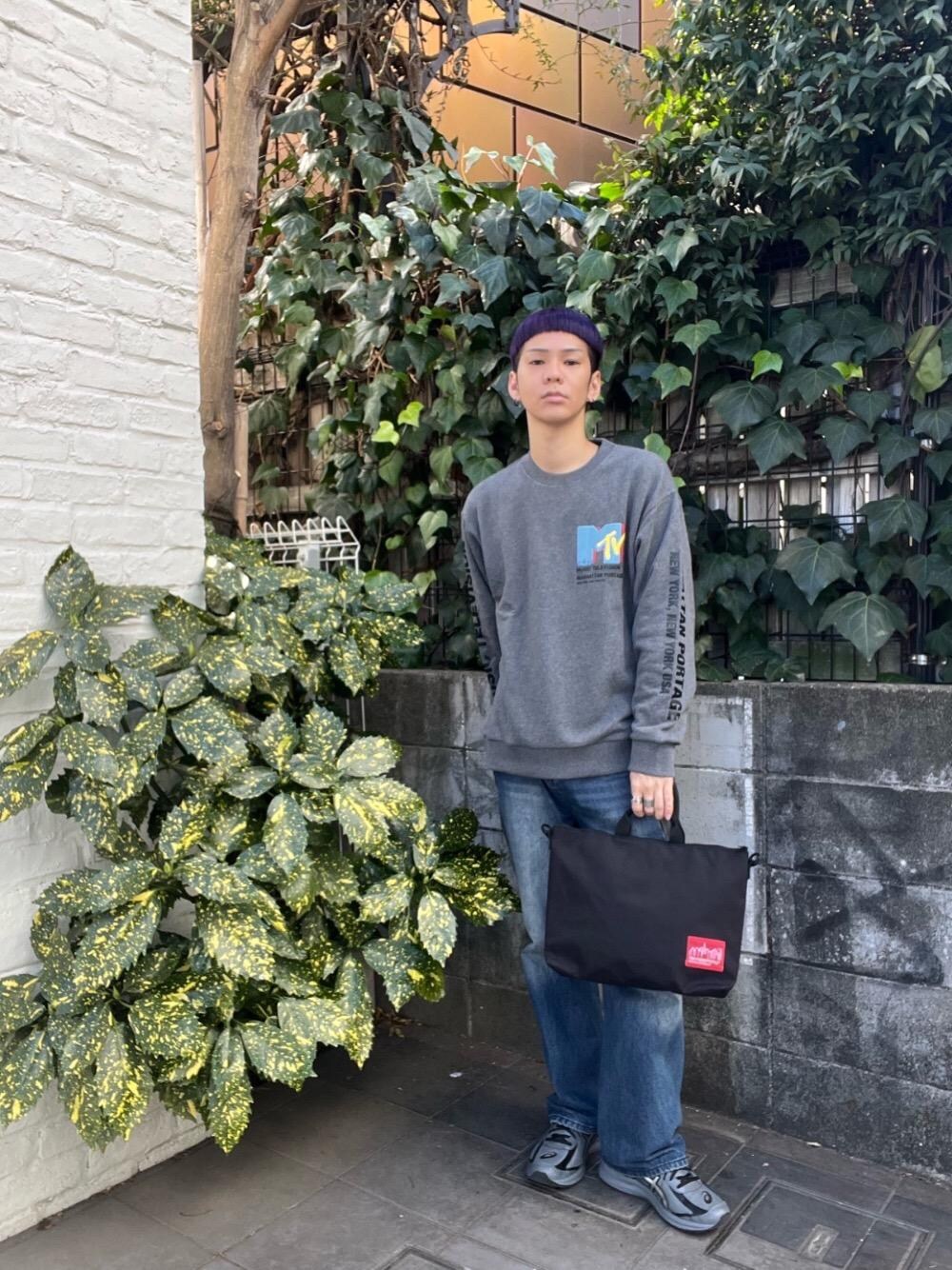 ブラック系のショルダーバッグ、グレー系のTシャツ/カットソーを着用したメンズの冬コーディネートの1枚目の写真