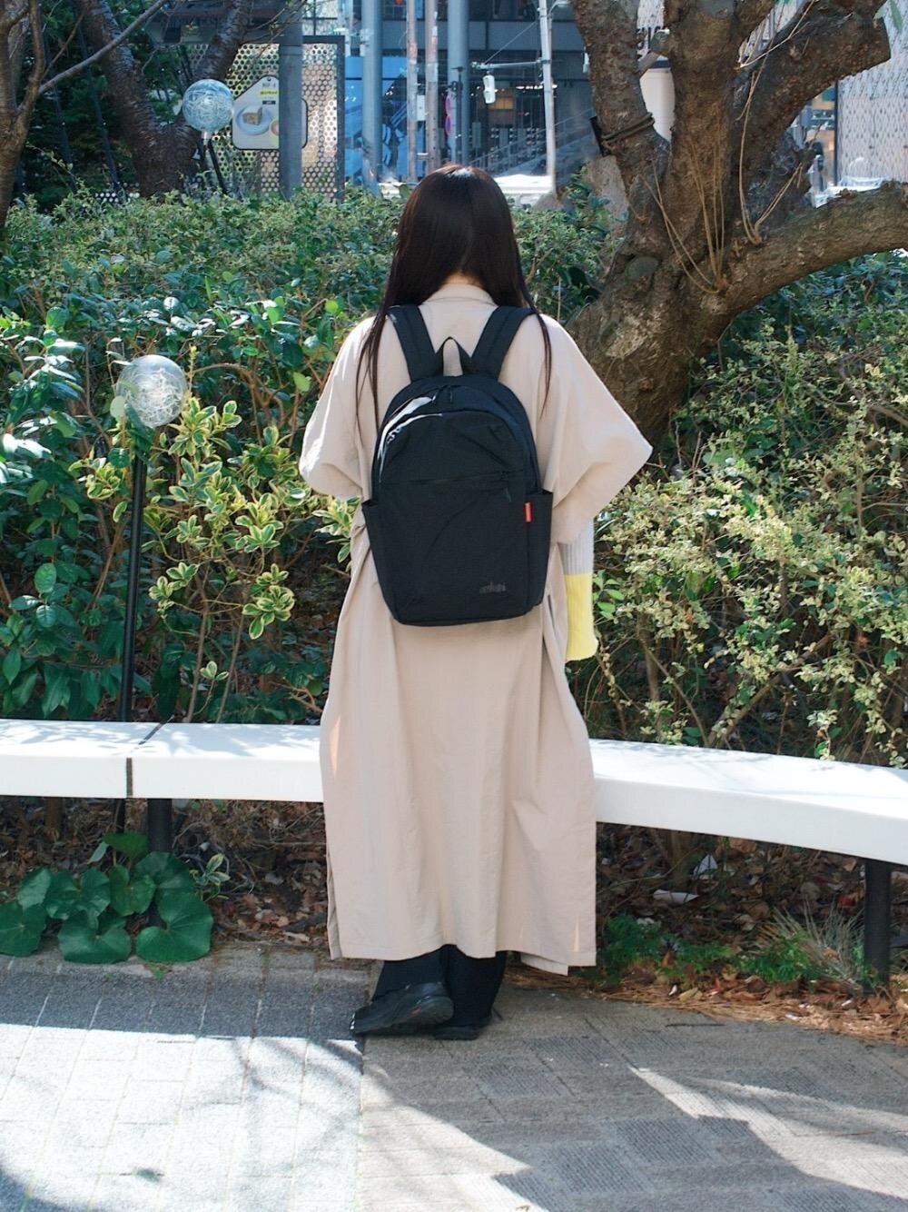 「カジュアル、バックパック、Manhattan Portage、シンプルコーデ、春コーデ、通勤スタイル、新生活、定番人気」｜「Manhattan PortageのQueensboro Backpack Back Pocket Nylon Tussah Quill（バックパック/リュック、ブラック系）」を使った、Manhattan Portage Staffさん（レディース・151cm）の冬コーディネートの1枚目の写真