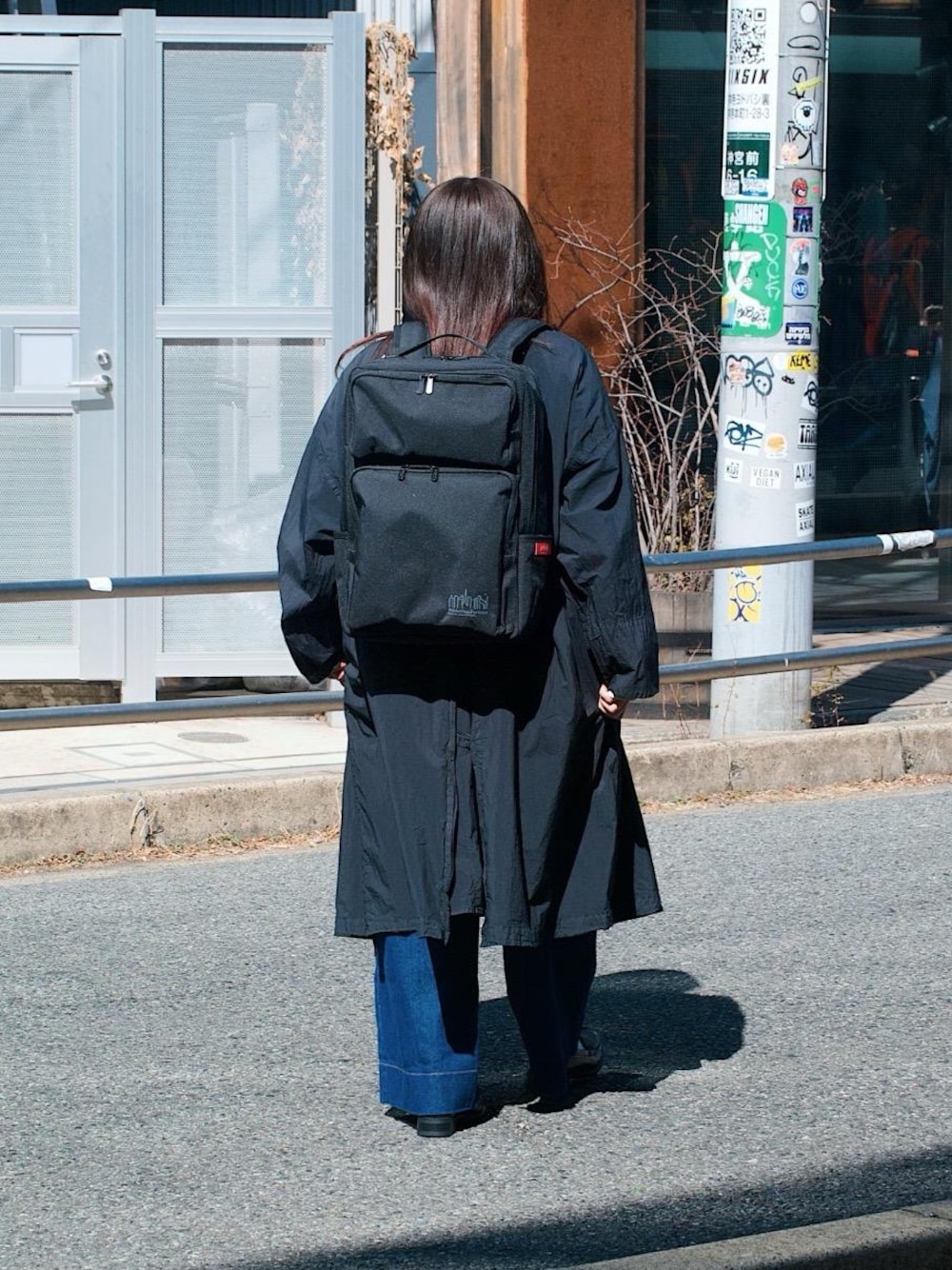 「バックパック、Manhattan Portage、防水、シンプルコーデ、春コーデ、通勤スタイル、新生活、通学スタイル、定番人気」｜「Manhattan PortageのPacific Classic Day Pack（バックパック/リュック、ブラック系）」を使った、Manhattan Portage Staffさん（レディース・151cm）の冬コーディネートの1枚目の写真