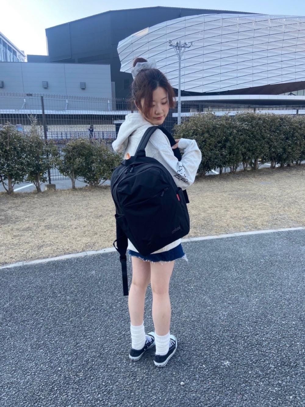 「カジュアル、ブラック、バックパック、トップス、Manhattan Portage、通勤スタイル、新生活、アパレル、通学スタイル、定番人気」｜「Manhattan PortageのQueensboro Backpack Back Pocket Nylon Tussah Quill（バックパック/リュック、ブラック系）」を使った、Manhattan Portage Staffさん（レディース・153cm）の冬コーディネートの1枚目の写真