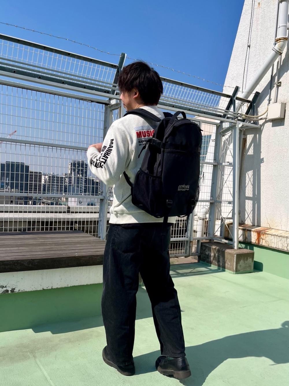 「カジュアル、バックパック、Manhattan Portage、通勤スタイル、新生活、通学スタイル」｜「Manhattan PortageのEdge Packer Action Bag（バックパック/リュック、ブラック系）」を使った、Manhattan Portage Staffさん（メンズ・182cm）の春コーディネートの1枚目の写真
