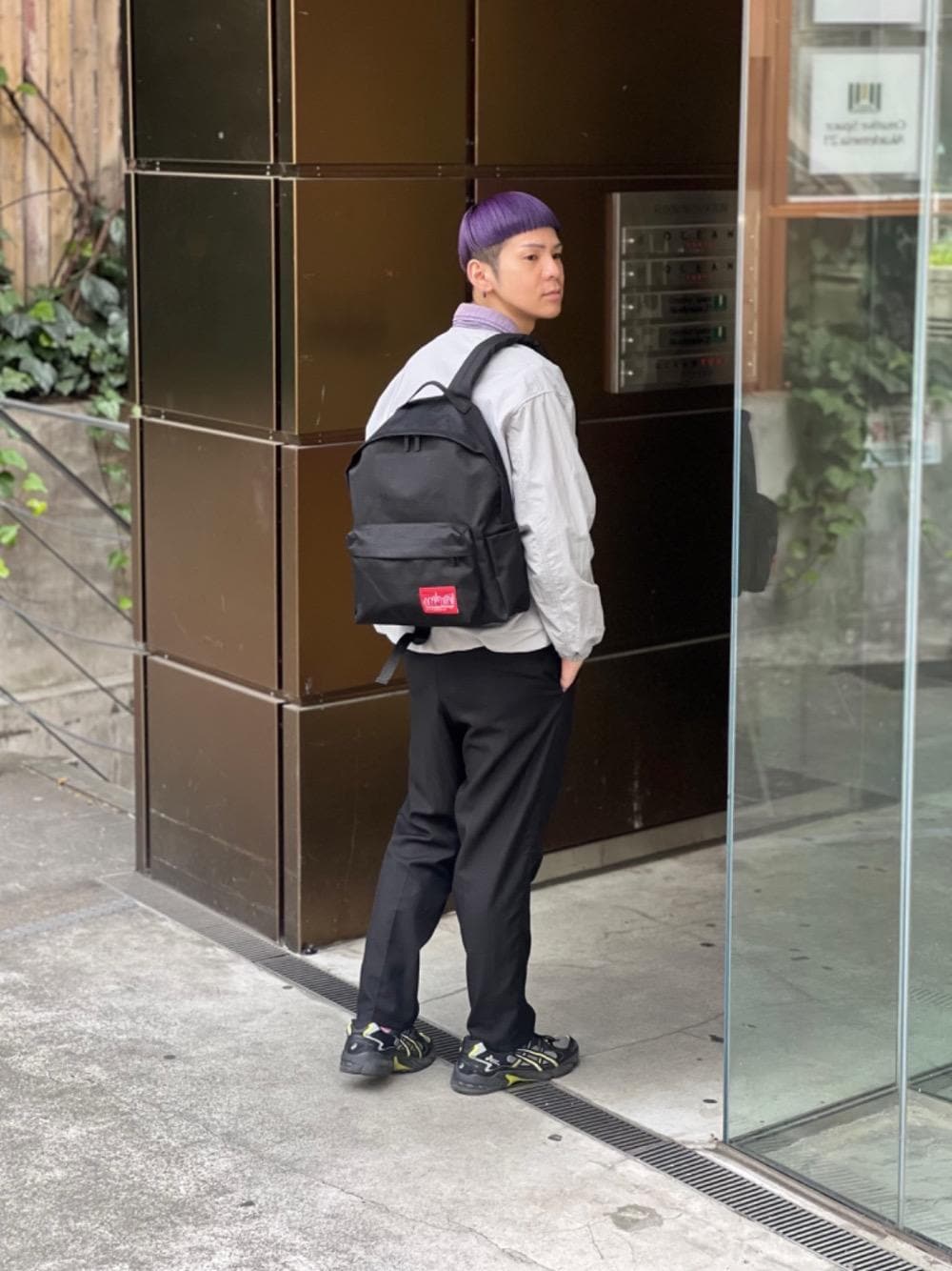 「バックパック、休日スタイル、Manhattan Portage、春コーデ、通勤スタイル、新生活、通学スタイル、定番人気」｜「Manhattan PortageのBig Apple Backpack Ver.3（バックパック/リュック、ブラック系）」を使った、Manhattan Portage Staffさん（メンズ・172cm）の春コーディネートの1枚目の写真