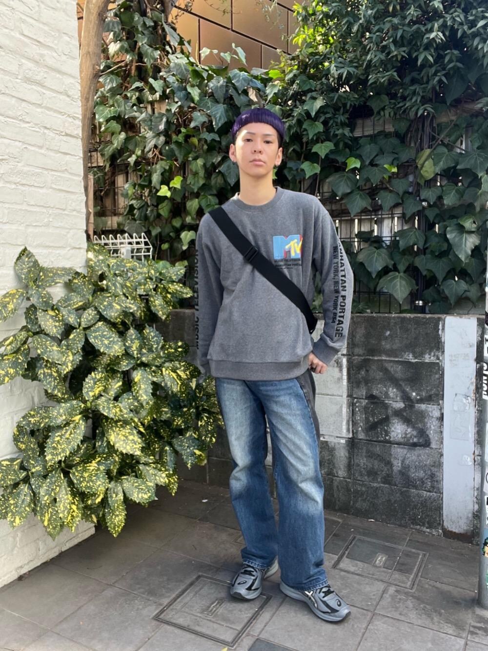 ブラック系のメッセンジャーバッグ、グレー系のTシャツ/カットソーを着用したメンズの春コーディネートの1枚目の写真