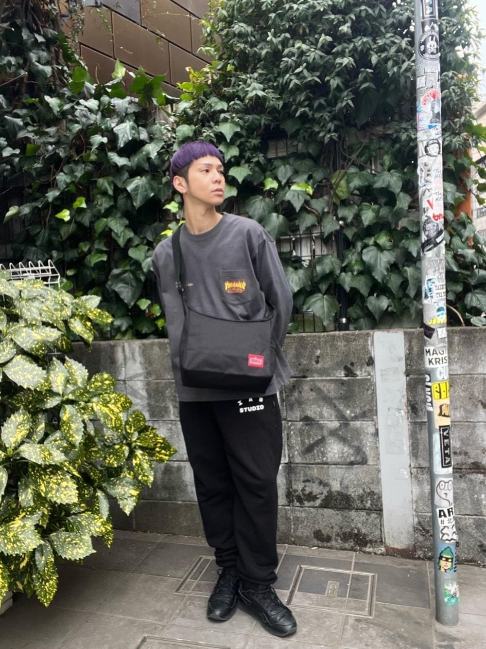 「スウェット、スニーカー、ショルダーバッグ、Tシャツ、休日スタイル、Manhattan Portage、THRASHER、通勤スタイル、新生活」｜「Manhattan PortageのBed-Stuy Shoulder Bag（ショルダーバッグ、ブラック系）」を使った、Manhattan Portage Staffさん（メンズ・172cm）の春コーディネートの1枚目の写真