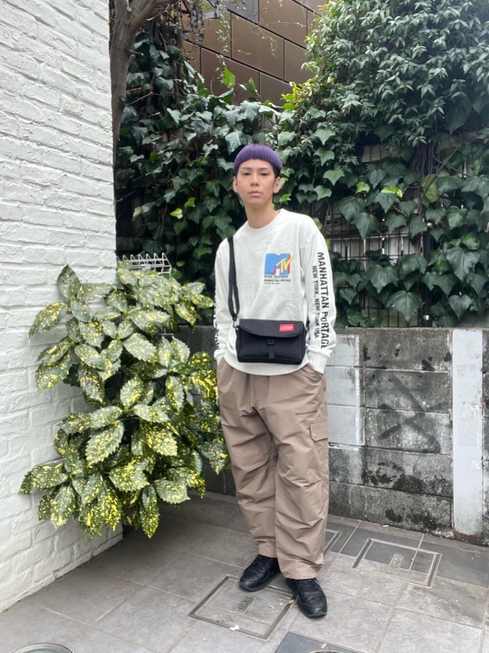 「スウェット、ショルダーバッグ、ストリート、休日スタイル、Manhattan Portage、春コーデ、MTV、定番人気、ワイドパンツ 」｜「Manhattan PortageのSweat Trainer MTV（Tシャツ/カットソー、ベージュ系）」を使った、Manhattan Portage Staffさん（メンズ・172cm）の春コーディネートの1枚目の写真