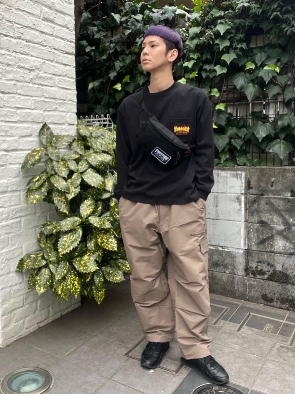 ブラック系のボディバッグ/ウエストポーチ、ブラック系のTシャツ/カットソーを着用したメンズの春コーディネートの1枚目の写真