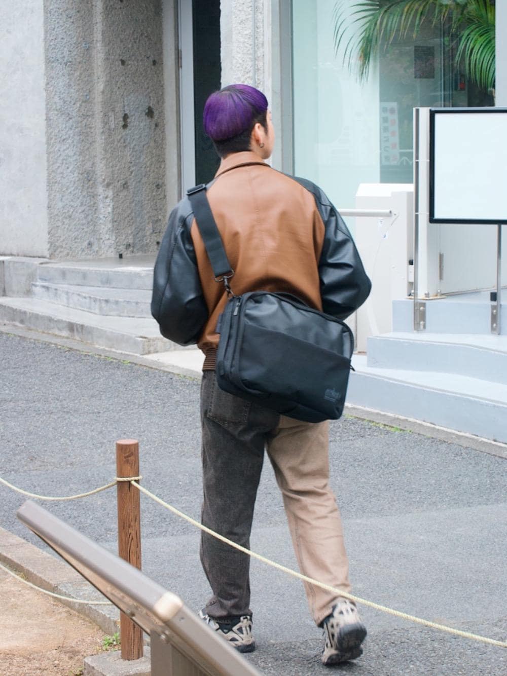 ブラック系のビジネスバッグを着用したメンズの春コーディネートの1枚目の写真