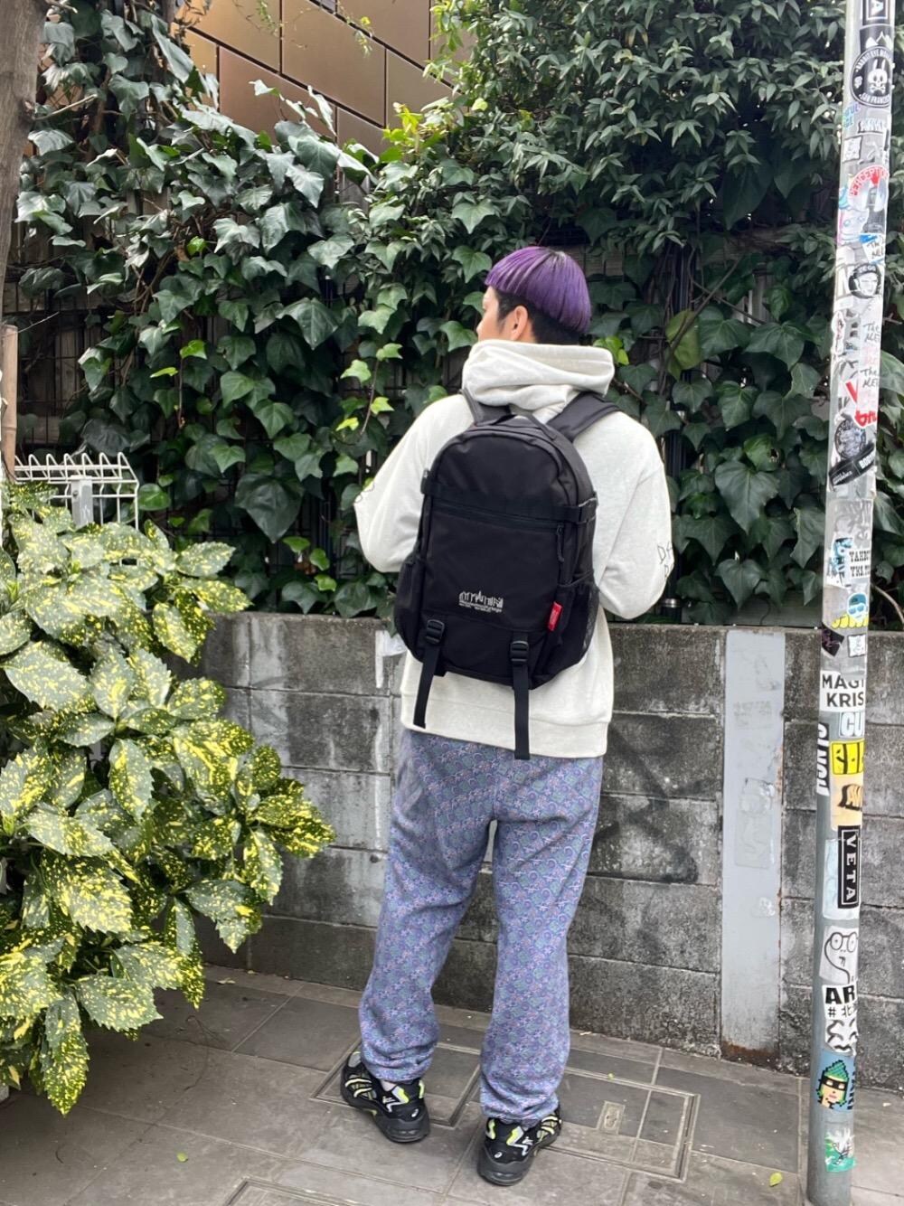 「スウェット、バックパック、パーカー、ストリート、Manhattan Portage、通勤スタイル、通学スタイル」｜「Manhattan PortageのEDGE PACKER ACTION BAG JR（バックパック/リュック、ブラック系）」を使った、Manhattan Portage Staffさん（メンズ・172cm）の春コーディネートの1枚目の写真