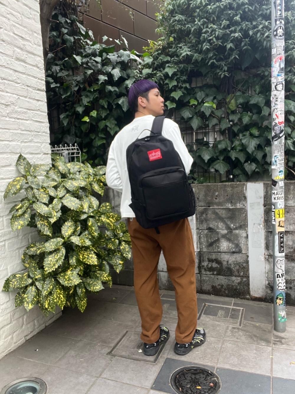 「バックパック、ストリート、休日スタイル、Manhattan Portage、通勤スタイル、新生活、通学スタイル、定番人気」｜「Manhattan PortageのTownsend Backpack（バックパック/リュック、ブラック系）」を使った、Manhattan Portage Staffさん（メンズ・172cm）の春コーディネートの1枚目の写真