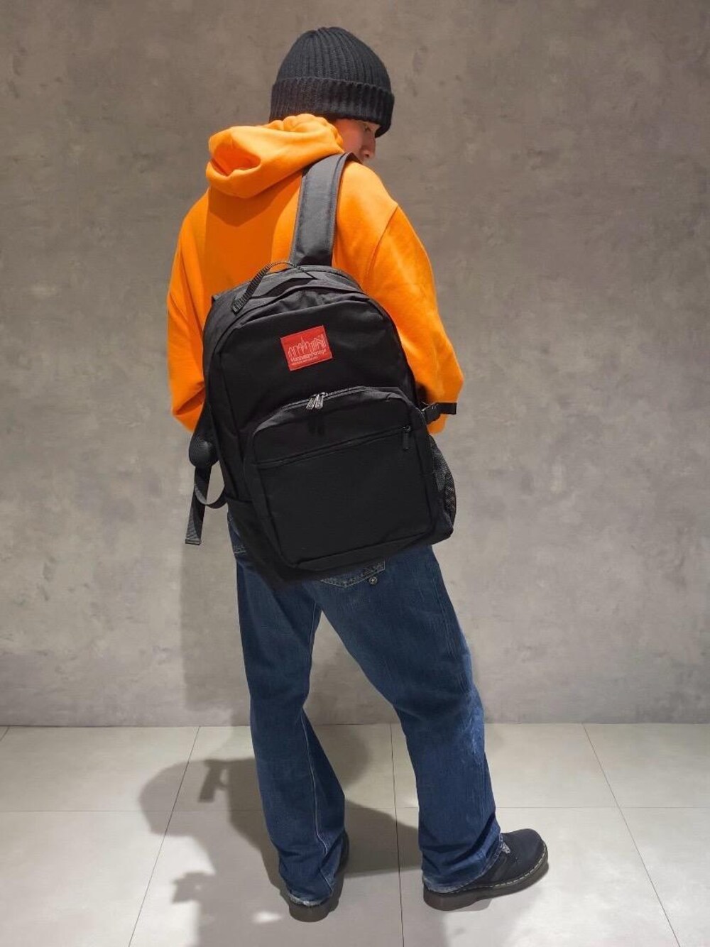 「ブラック、バックパック、Manhattan Portage、通勤スタイル、新生活、通学スタイル、定番人気」｜「Manhattan PortageのTownsend Backpack（バックパック/リュック、ブラック系）」を使った、Manhattan Portage Staffさん（メンズ・167cm）の春コーディネートの1枚目の写真