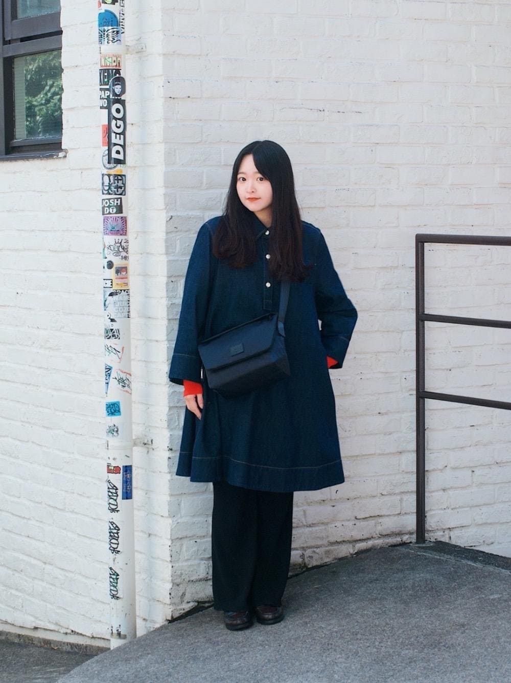 「休日スタイル、メッセンジャーバッグ、ミニバッグ、Manhattan Portage BLACK LABEL」｜「Manhattan Portage BLACK LABELのIRVING MESSENGER BAG (LG) W/ TWILL BINDING（メッセンジャーバッグ、ブラック系）」を使った、Manhattan Portage Staffさん（レディース・151cm）の春コーディネートの1枚目の写真