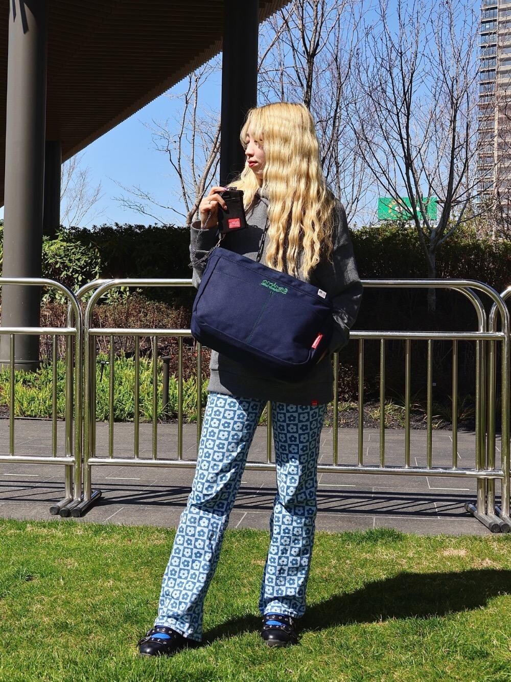 「カジュアル、ショルダーバッグ、休日スタイル、Manhattan Portage、新生活、マザーズバッグ、数量限定、刺繍ロゴ、通学スタイル、小中学生にも」｜「Manhattan PortageのGAZETTE CROSSBODY BAG CANVAS LITE 25（ショルダーバッグ、ブルー系）」を使った、Manhattan Portage Staffさん（レディース・157cm）の春コーディネートの1枚目の写真