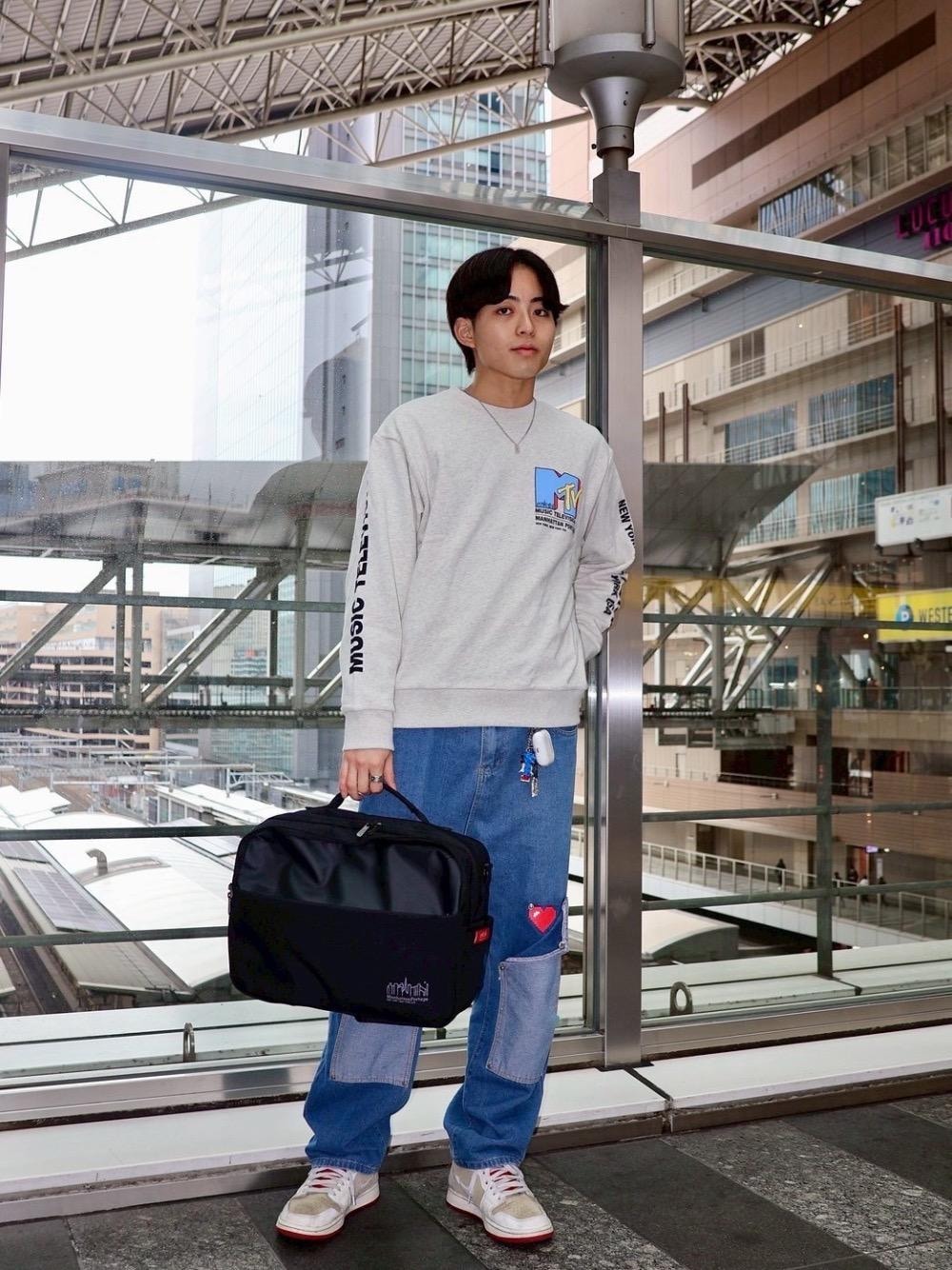 「トートバッグ、バックパック、ショルダーバッグ、Manhattan Portage、防水、春コーデ、通勤スタイル、新生活、ブリーフケース」｜「Manhattan PortageのPacific Rockfeller Briefcase（ビジネスバッグ、ブラック系）」を使った、Manhattan Portage Staffさん（メンズ・175cm）の春コーディネートの1枚目の写真