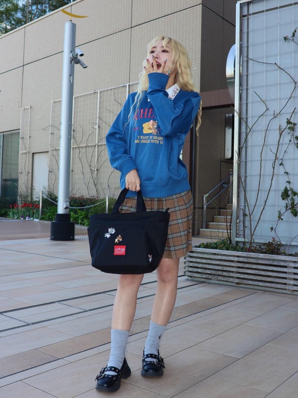 「トートバッグ、ショルダーバッグ、Manhattan Portage、トムとジェリー、新生活、数量限定、小中学生にも、散策バッグ」｜「Manhattan PortageのWhitestone Tote Bag / TOM AND JERRY / 85TH（トートバッグ、ブラック系）」を使った、Manhattan Portage Staffさん（レディース・157cm）の春コーディネートの1枚目の写真
