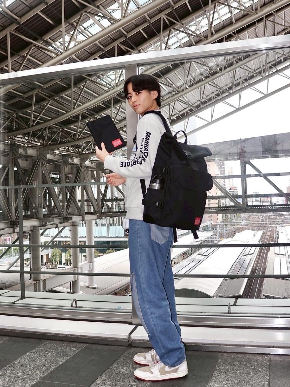 「バックパック、休日スタイル、Manhattan Portage、春コーデ、新生活、通学スタイル、定番人気」｜「Manhattan PortageのSilvercup Backpack　-シルバーカップ バックパック-（バックパック/リュック、ブラック系）」を使った、Manhattan Portage Staffさん（メンズ・175cm）の春コーディネートの1枚目の写真