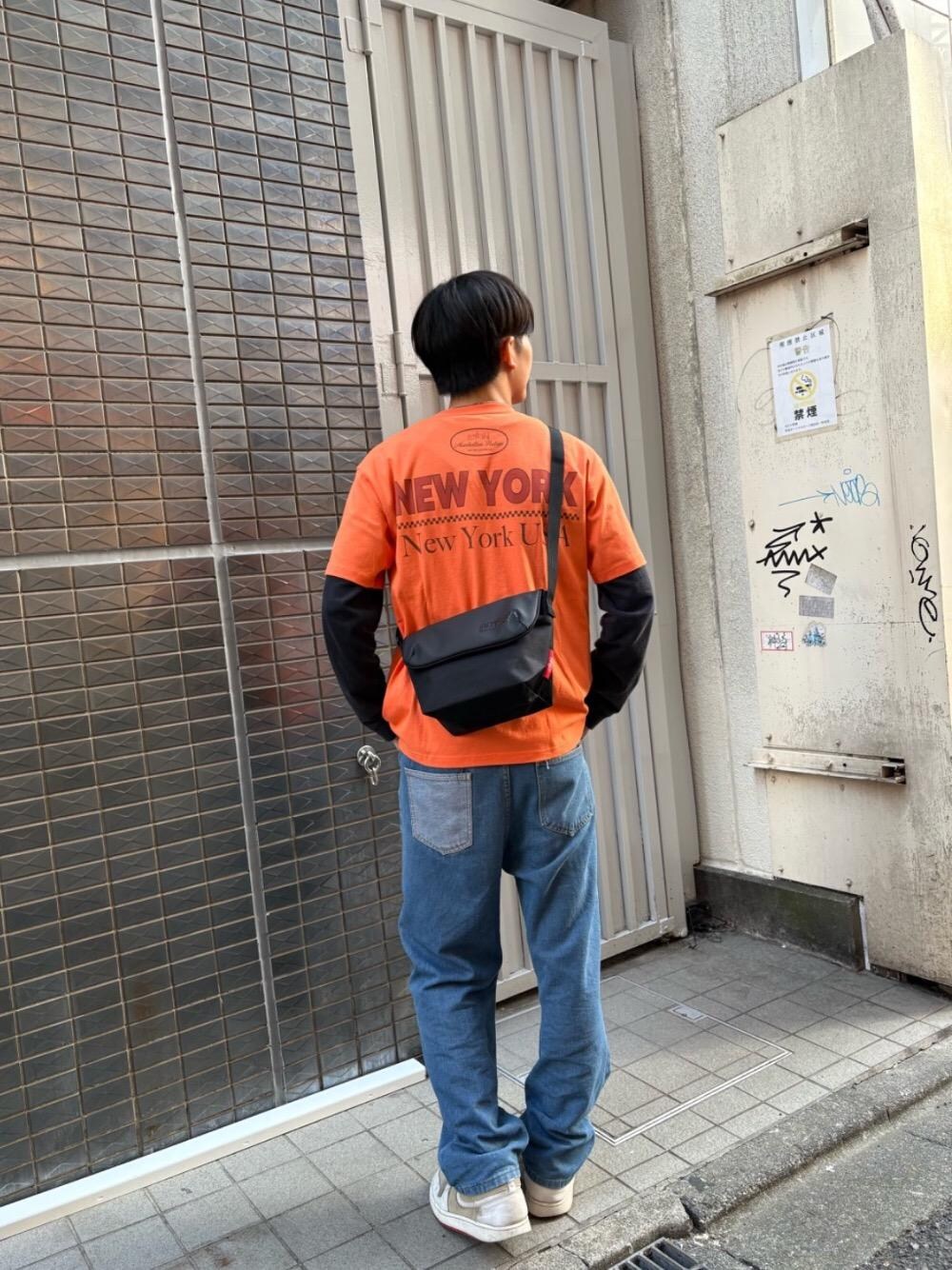 ブラック系のメッセンジャーバッグを着用したメンズの春コーディネートの1枚目の写真