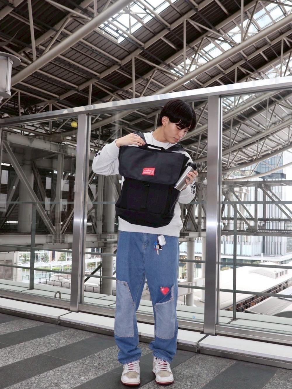 「カジュアル、バックパック、休日スタイル、Manhattan Portage、春コーデ、新生活、通学スタイル、定番人気」｜「Manhattan PortageのWashington SQ Backpack2（バックパック/リュック、ブラック系）」を使った、Manhattan Portage Staffさん（メンズ・175cm）の春コーディネートの1枚目の写真