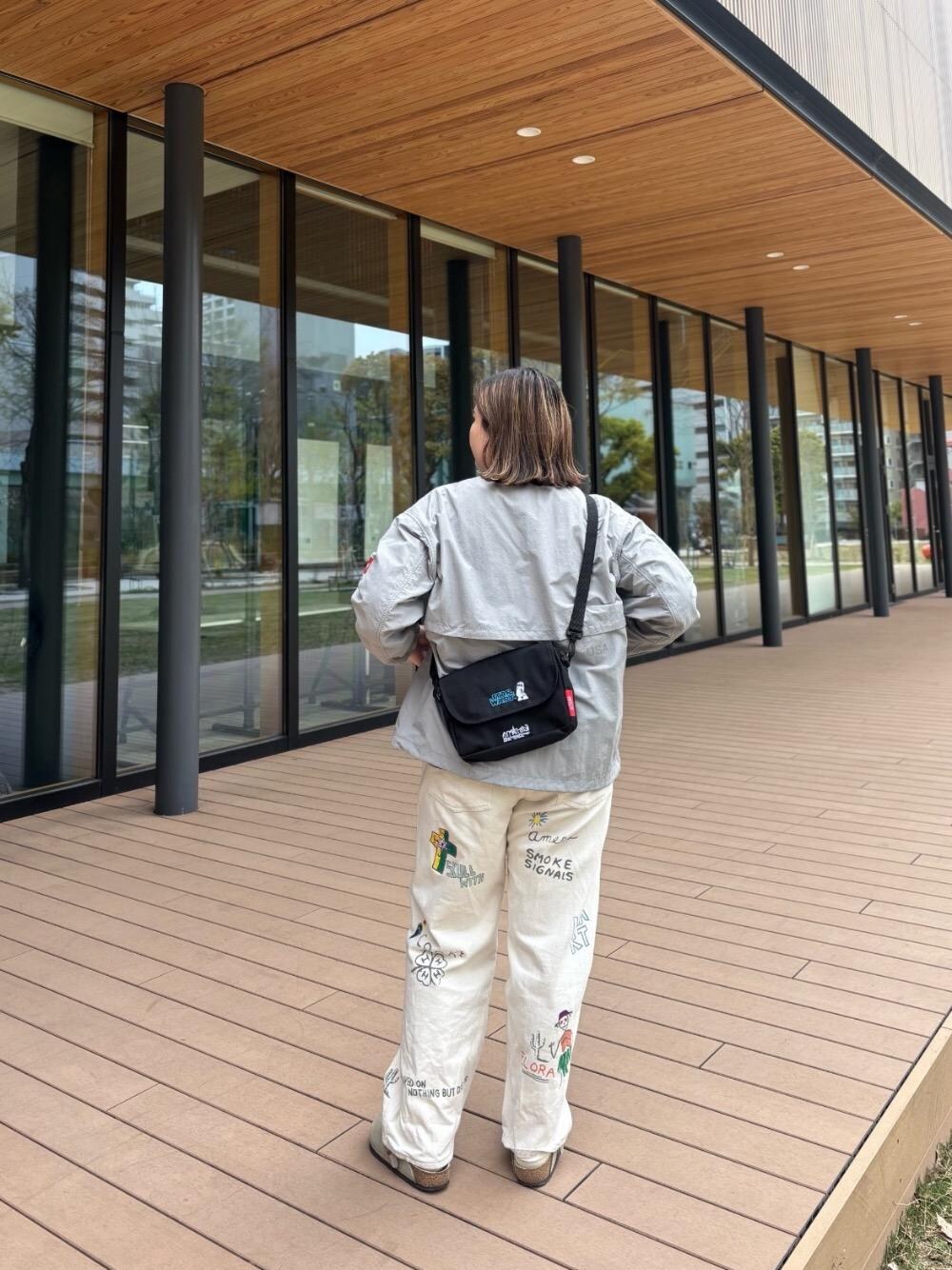 「アウター、カジュアル、ショルダーバッグ、休日スタイル、Manhattan Portage、春コーデ、テーマパーク、アパレル」｜「Manhattan PortageのCollarless Coach Jacket（ナイロンジャケット、グレー系）」を使った、Manhattan Portage Staffさん（レディース・160cm）の春コーディネートの1枚目の写真