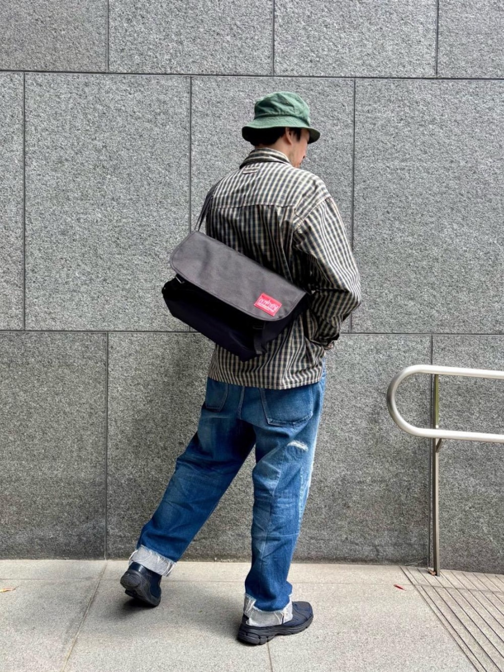 「ブラック、Manhattan Portage、春コーデ、メッセンジャーバッグ、新生活」｜「Manhattan PortageのQuick-Release Messenger Bag（メッセンジャーバッグ、ブラック系）」を使った、Manhattan Portage Staffさん（メンズ・178cm）の春コーディネートの1枚目の写真