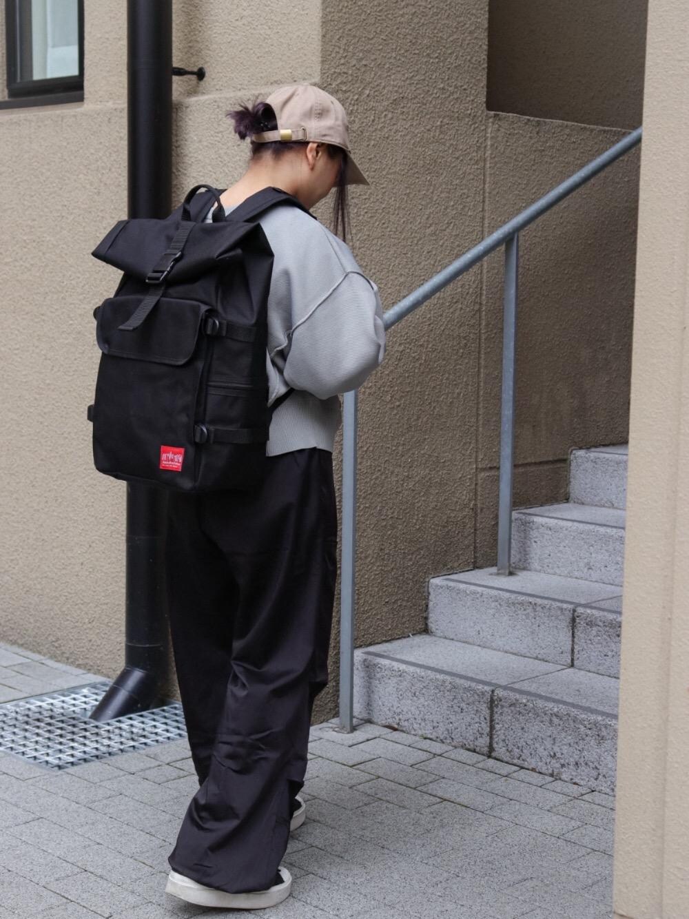 ブラック系のバックパック/リュックを着用したレディースの春コーディネートの1枚目の写真