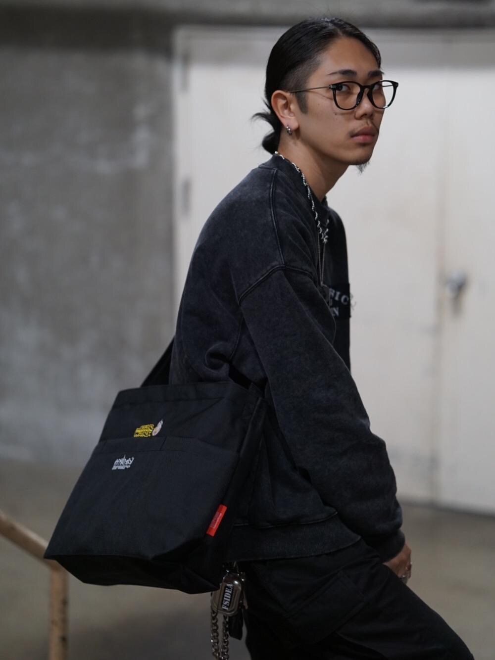 ブラック系のショルダーバッグを着用したメンズの春コーディネートの1枚目の写真