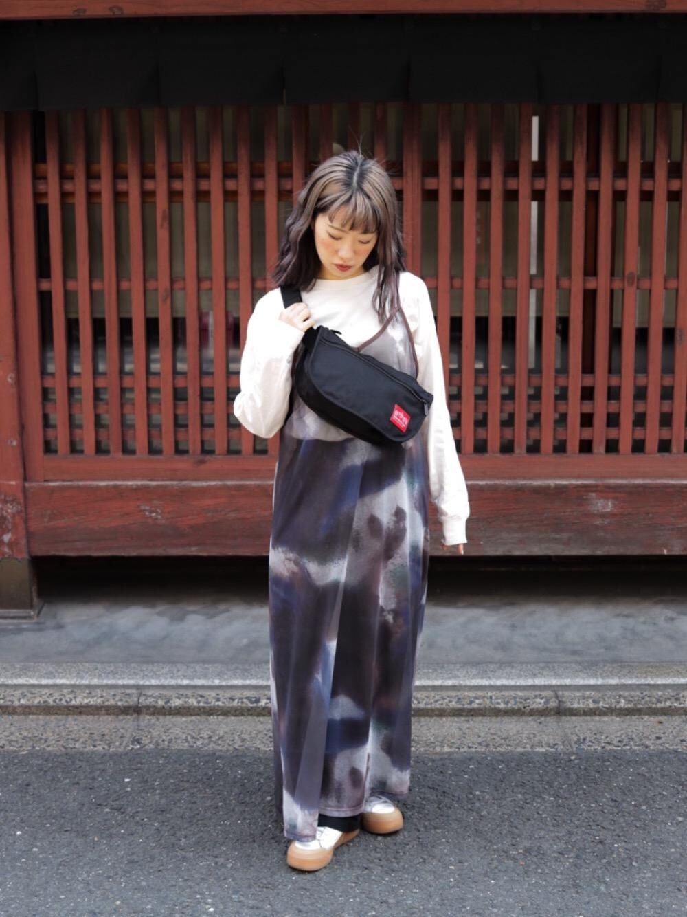 ブラック系のボディバッグ/ウエストポーチを着用したレディースの春コーディネートの1枚目の写真