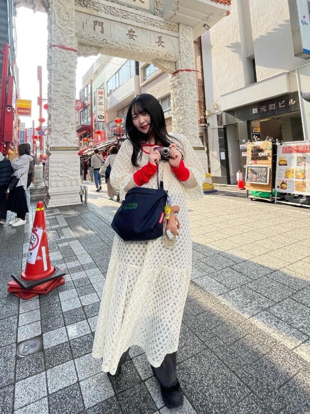 ブルー系のショルダーバッグを着用したレディースの春コーディネートの1枚目の写真