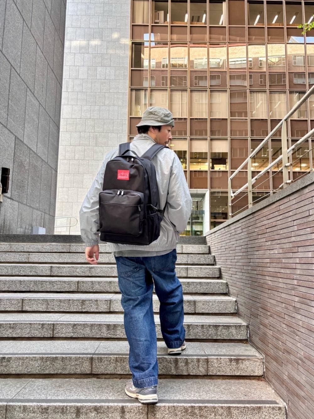 「バックパック、Manhattan Portage、新生活」｜「Manhattan PortageのTownsend Backpack（バックパック/リュック、ブラック系）」を使った、Manhattan Portage Staffさん（メンズ・178cm）の春コーディネートの1枚目の写真