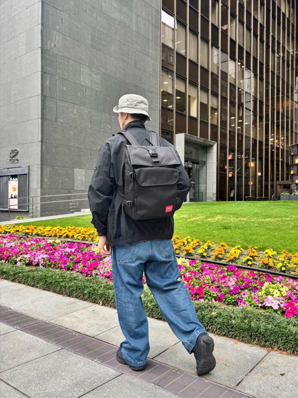 「バックパック、Manhattan Portage、新生活」｜「Manhattan PortageのSilvercup Backpack JR（バックパック/リュック、ブラック系）」を使った、Manhattan Portage Staffさん（メンズ・178cm）の春コーディネートの1枚目の写真