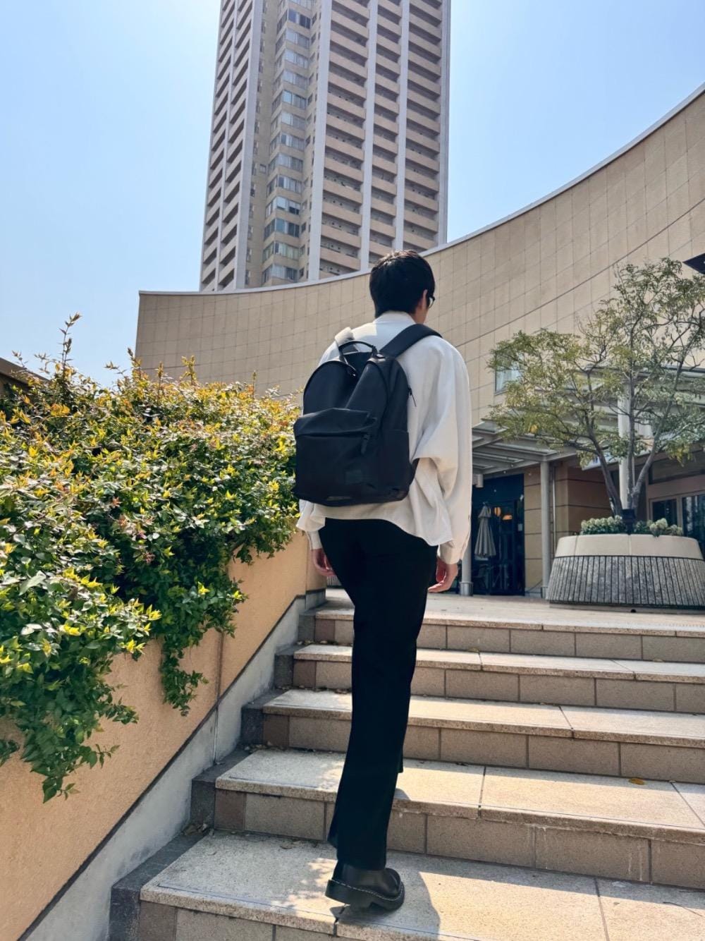 「バックパック、休日スタイル、通勤スタイル、Manhattan Portage BLACK LABEL、通学スタイル」｜「Manhattan Portage BLACK LABELのESSEX BACKPACK（バックパック/リュック、ブラック系）」を使った、Manhattan Portage Staffさん（メンズ・181cm）の春コーディネートの1枚目の写真