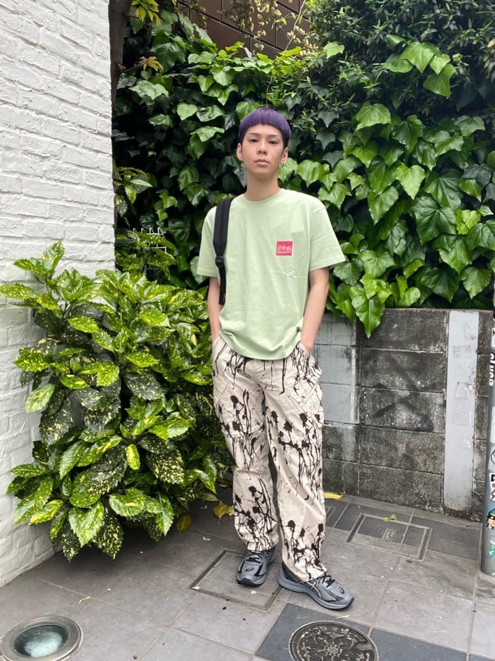 「バックパック、リュック、Tシャツ、ストリート、休日スタイル、Manhattan Portage、通勤スタイル、ボトム、通学スタイル、定番人気」｜「Manhattan PortageのBig Apple Backpack Ver.3（バックパック/リュック、ブラック系）」を使った、Manhattan Portage Staffさん（メンズ・172cm）の春コーディネートの1枚目の写真