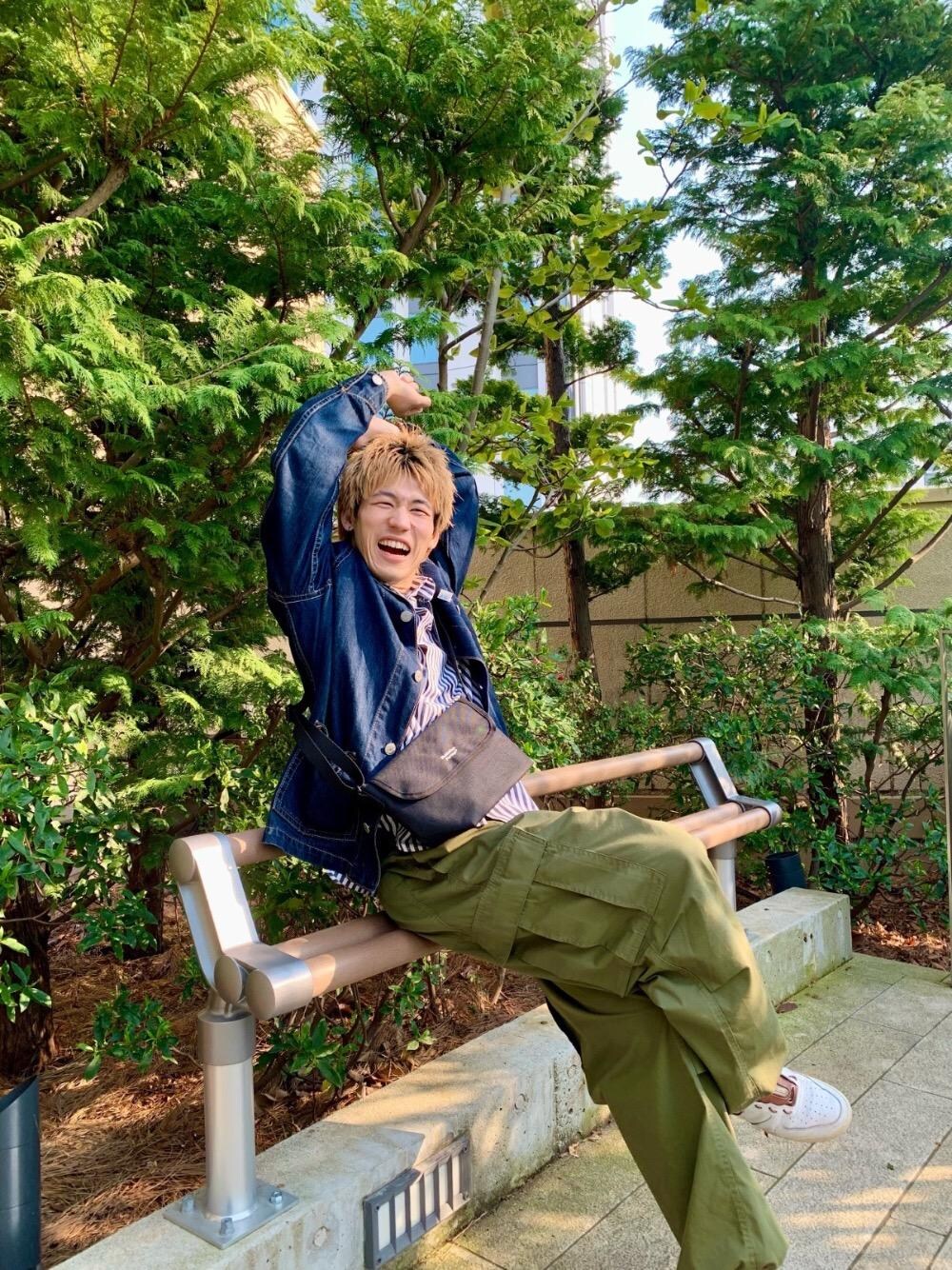 ブラック系のメッセンジャーバッグを着用したメンズの春コーディネートの1枚目の写真