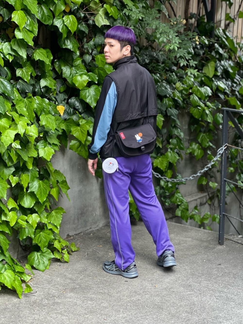 ブラック系のその他アウターを着用したメンズの春コーディネートの1枚目の写真