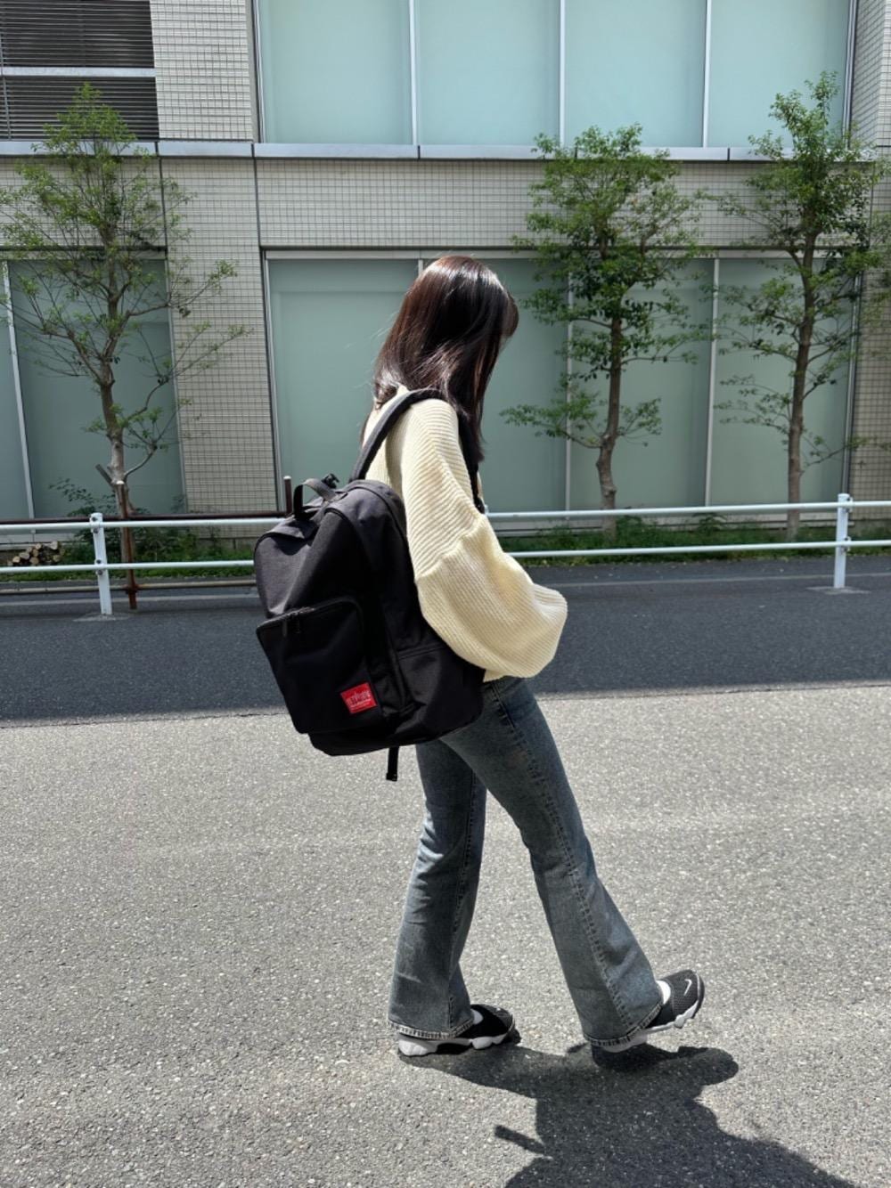 ブラック系のバックパック/リュックを着用したレディースの春コーディネートの1枚目の写真