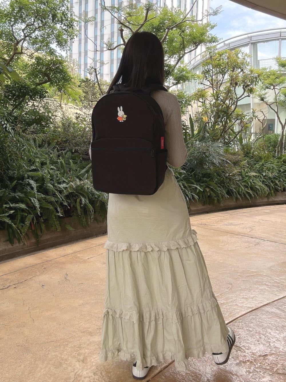 「ブラック、バックパック、休日スタイル、Manhattan Portage、春夏コーデ、通勤スタイル、ミッフィー、miffy、通学スタイル」｜「Manhattan PortageのDAFFODIL BACKPACK 500D CORDURA MIFFY 70TH（バックパック/リュック、ブラック系）」を使った、Manhattan Portage Staffさん（レディース・162cm）の春コーディネートの1枚目の写真