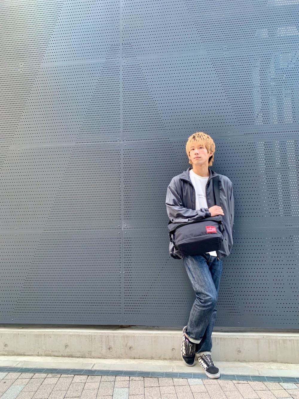 「休日スタイル、Manhattan Portage、メッセンジャーバッグ、春夏コーデ、アパレル、通学スタイル、定番人気」｜「Manhattan PortageのRolling Thunderbolt Messenger Bag（メッセンジャーバッグ、ブラック系）」を使った、Manhattan Portage Staffさん（メンズ・180cm）の春コーディネートの1枚目の写真