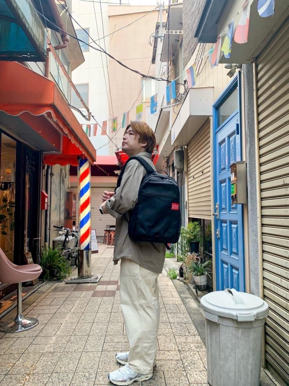 「バックパック、休日スタイル、Manhattan Portage、通勤スタイル、通学スタイル、定番人気」｜「Manhattan PortageのCritical Mass Backpack Ver. 2（バックパック/リュック、ブラック系）」を使った、Manhattan Portage Staffさん（メンズ・173cm）の春コーディネートの1枚目の写真