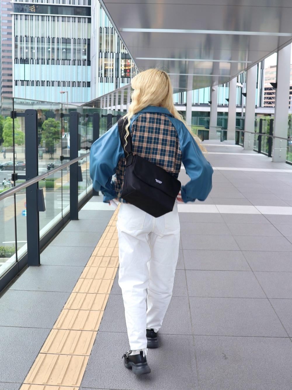 「ショルダーバッグ、Manhattan Portage、旅行、メッセンジャーバッグ、海外旅行、定番人気、B5サイズ対応、タブレット端末対応、マグネットシリーズ」｜「Manhattan PortageのNylon Messenger Bag JR Back Pocket W/ Divider Magnet（メッセンジャーバッグ、ブラック系）」を使った、Manhattan Portage Staffさん（レディース・157cm）の春コーディネートの1枚目の写真